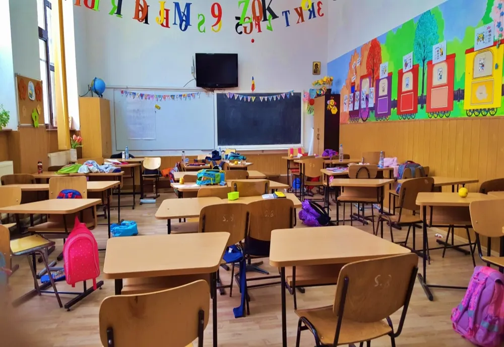 La Caracal, primăria taie băncile din şcoli pentru a asigura distanţarea socială
