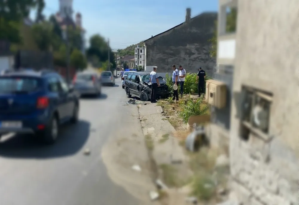 Slatina: A intrat cu maşina în zidul unei clădiri
