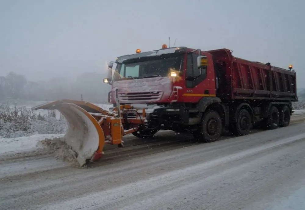 Primele probleme din cauza zăpezii în judeţul Olt: Un microbuz cu opt pasageri a derapat în şanţ