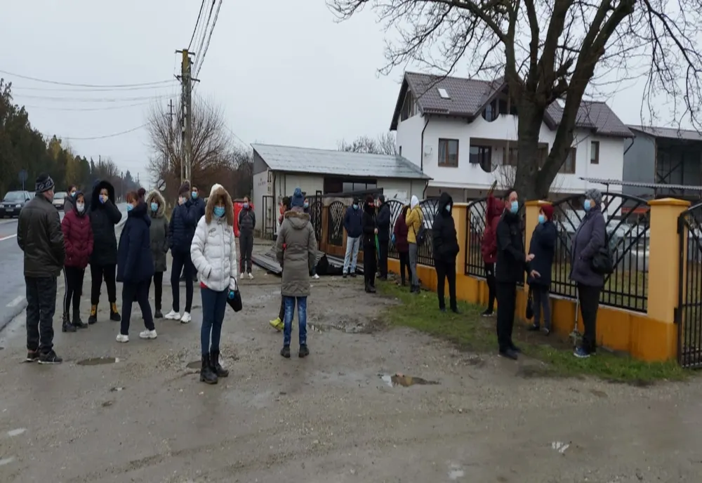 VIDEO. Nemulţumiţi de schimbarea directorului la o şcoală din Olt, părinţii au ieşit în stradă