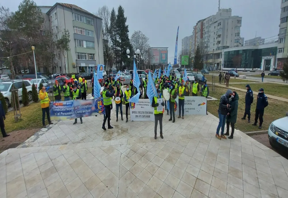 VIDEO. Un nou protest al poliţiştilo, la Prefectura Olt. Au fost susţinuţi şi de sindicatele de pe platforma industrală a Slatinei