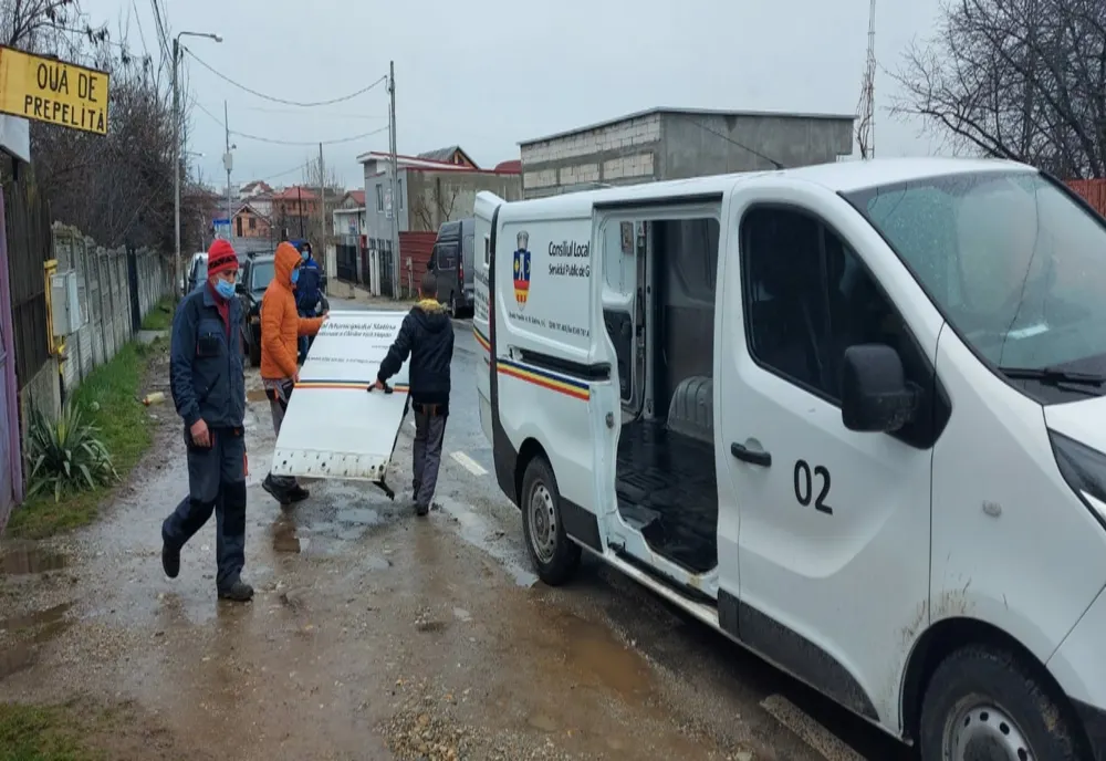 O iubitoare de animale din Slatina a rupt uşa maşinii hingherilor