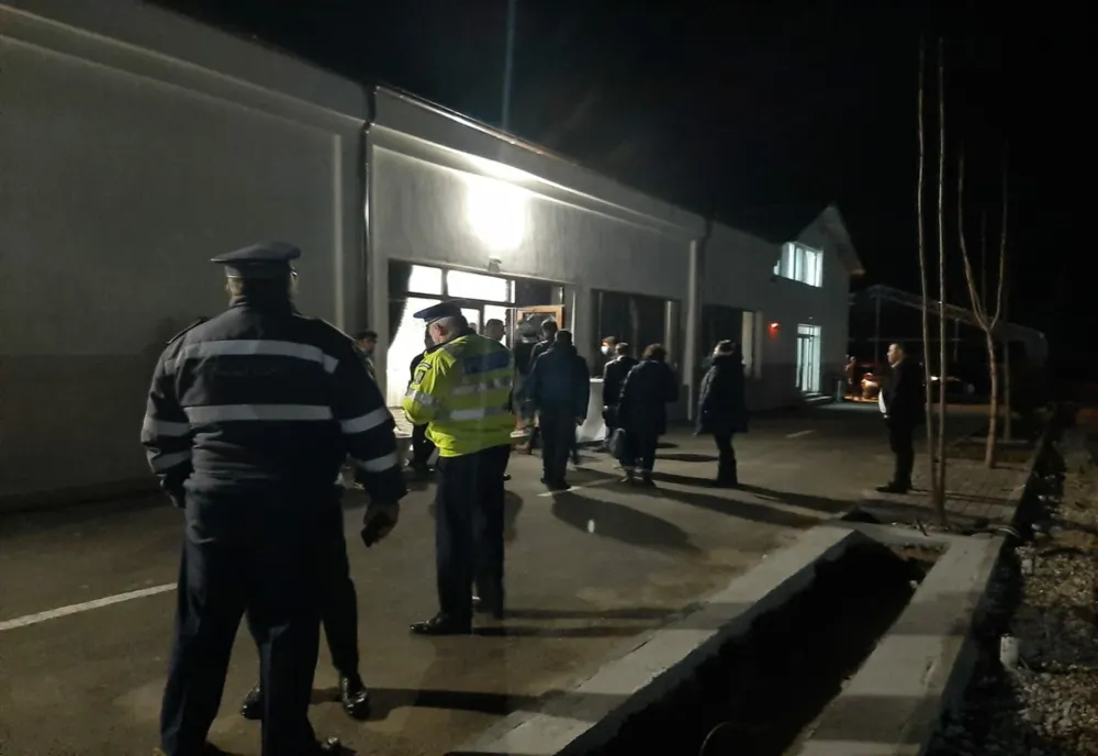 Olt: Botez întrerupt de poliţişti. Amenzi aplicate participanţilor
