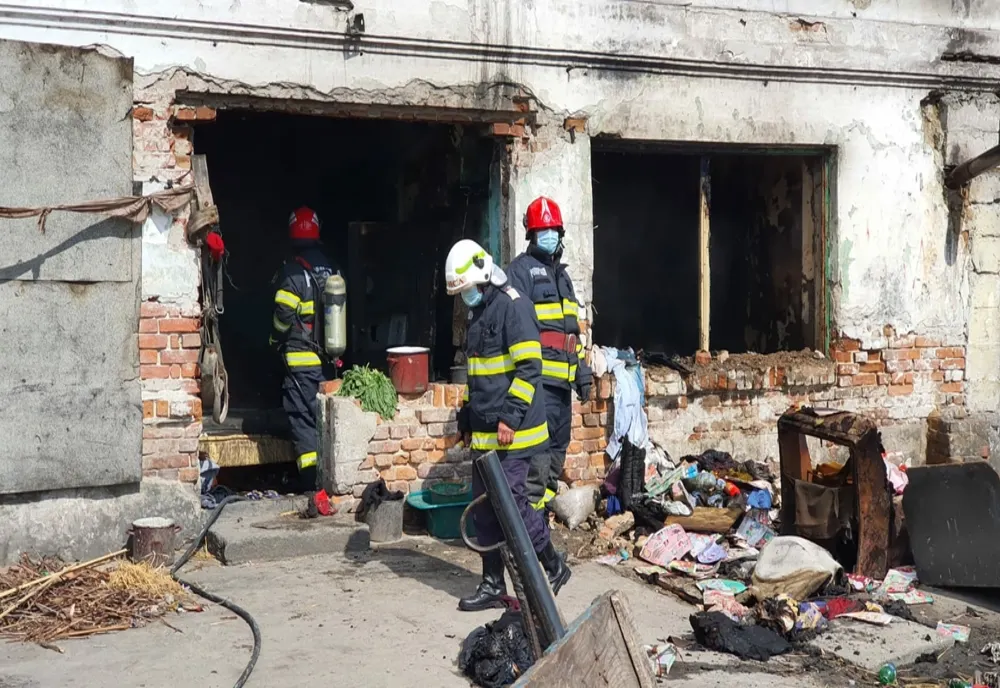 VIDEO. Incendiu în Slatina. A luat foc o clădire dezafectată