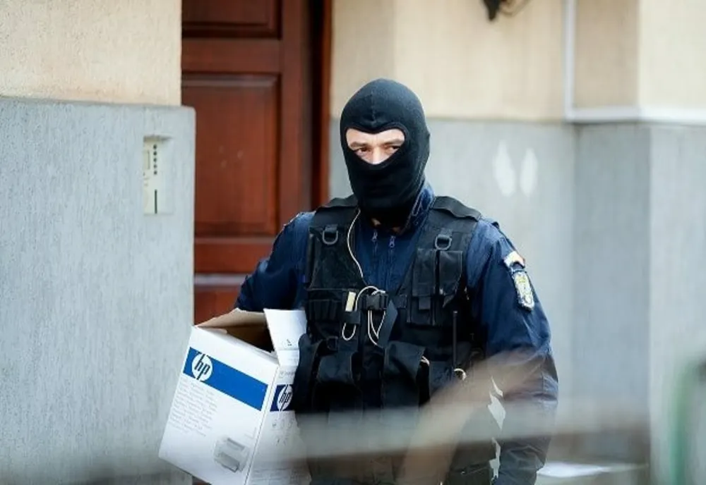 Olt: Patru persoane reţinute în urma unor percheziţii într-un dosar privind falsificarea de bancnote