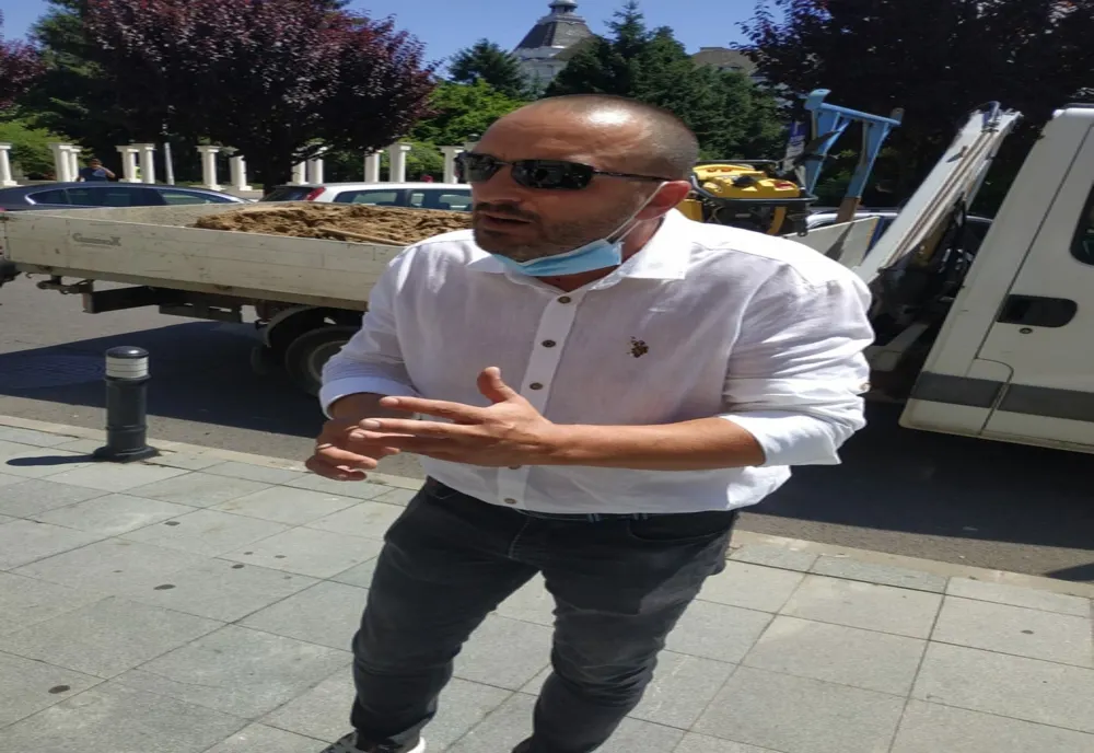 Protest la CJ Dolj. Patronul unei firme ameninţă cu greva foamei