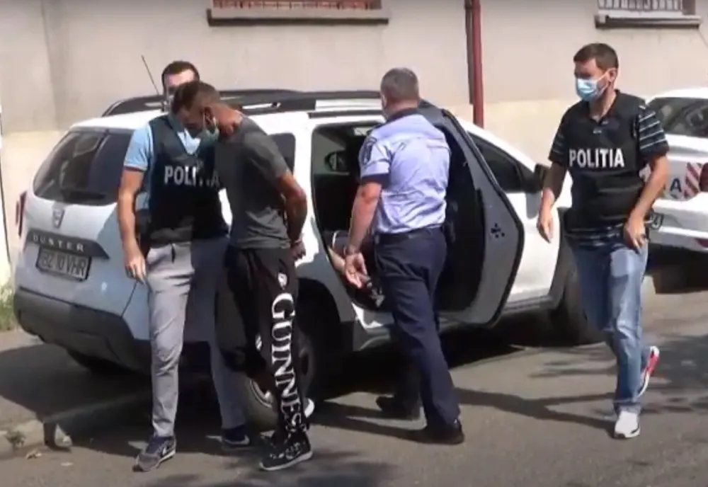Olt: Condamnat la opt ani de închisoare după ce aruncat cu securea prin parbrizul unei maşini