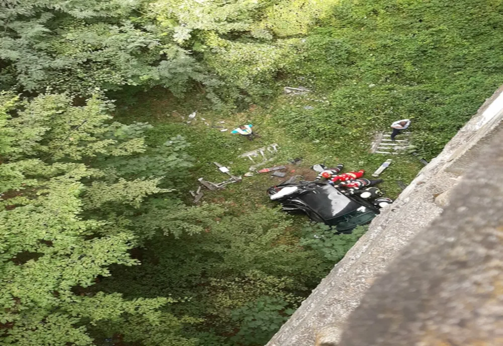 Adolescent la spital după ce s-a urcat la volanul unei maşini şi s-a răsturnat într-o râpă