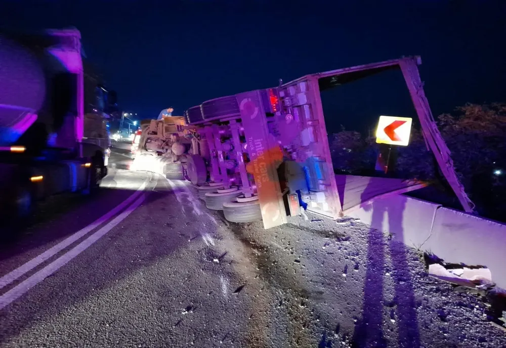 TIR răsturnat la Coloneşti, în judeţul Olt