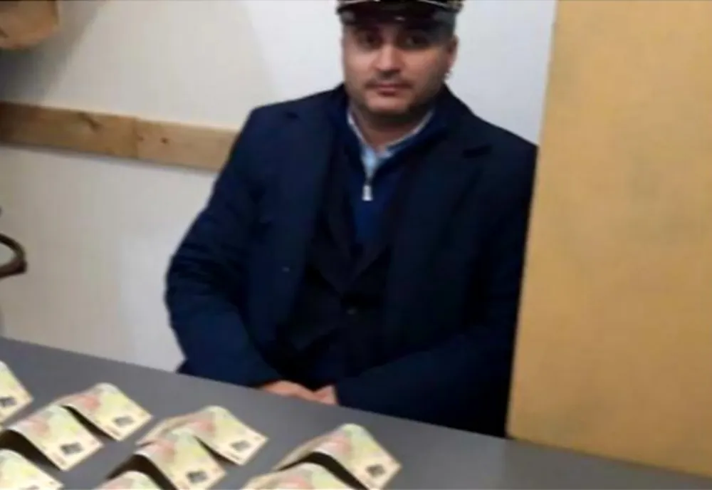 Un angajat CFR Craiova care a găsit un portofel l- a predat la poliţie. Ce se afla în interior