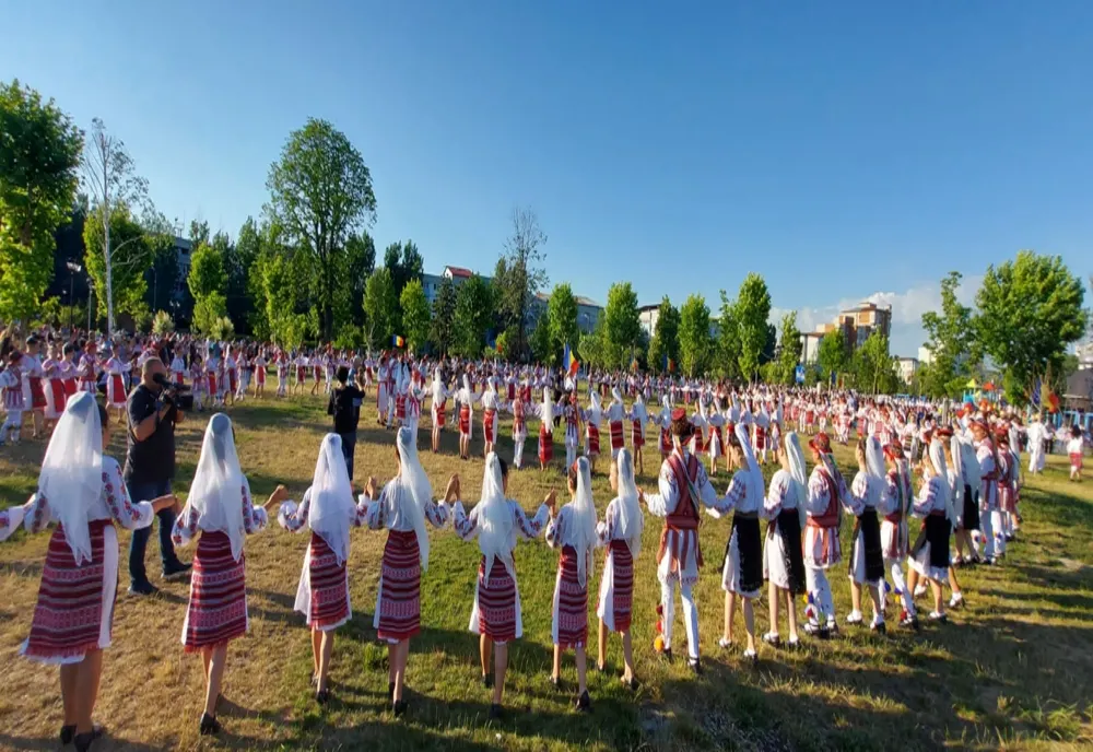 Horă cu peste 1.000 de copii, la debutul Festivalului "Căluşul Românesc" de la Slatina