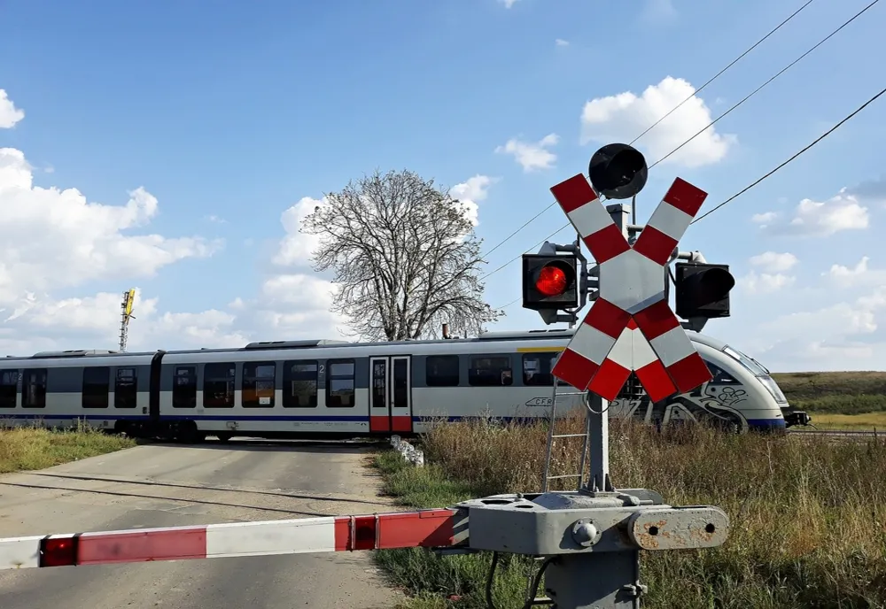 Olt: Un şofer care n-a oprit la trecerea la nivel cu calea ferată, lăsat fără permis şi amendat