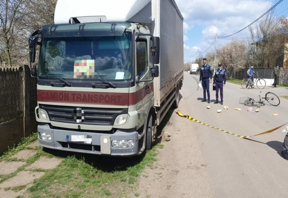 O femeie în vârstă de 72 de ani, din Corabia, a murit după ce a fost acroşată de o autoutilitară, în timp ce mergea pe bicicletă
