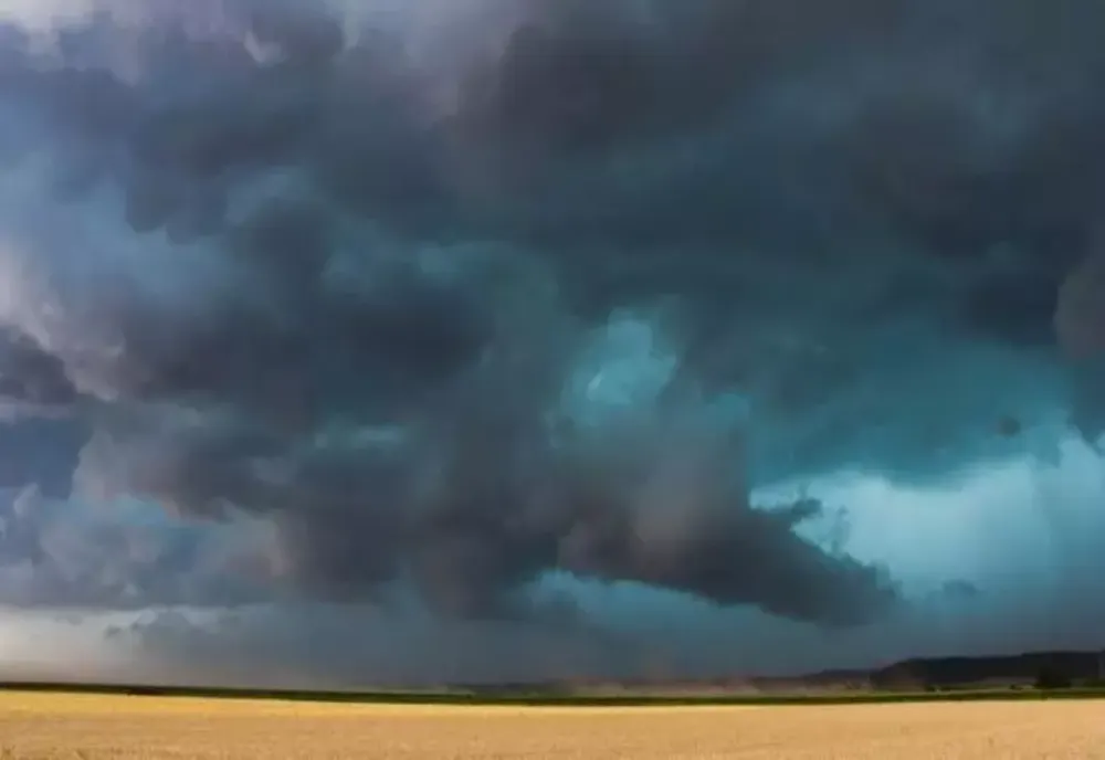 ROMÂNIA ÎMPĂRȚITĂ ÎNTRE CANICULĂ ȘI FURTUNI. PROGNOZA METEO ACTUALIZATĂ