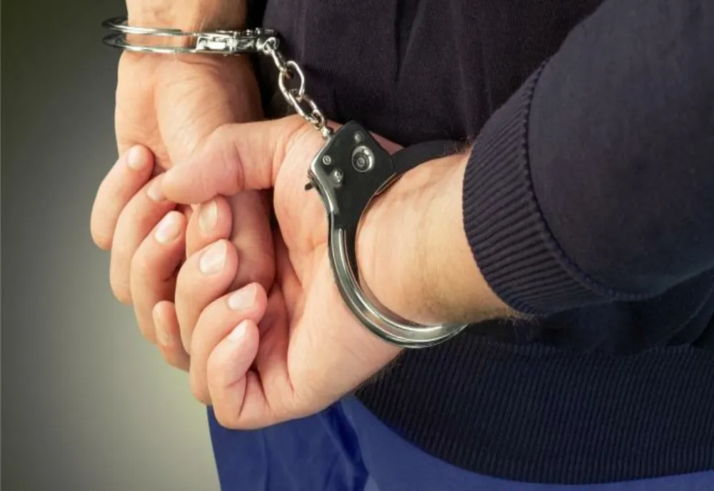 BĂRBAT DIN SATU MARE, ARESTAT PENTRU ÎNȘELĂCIUNE DUPĂ CE S-A DAT DREPT PASTOR ȘI ANGAJAT DGASPC
