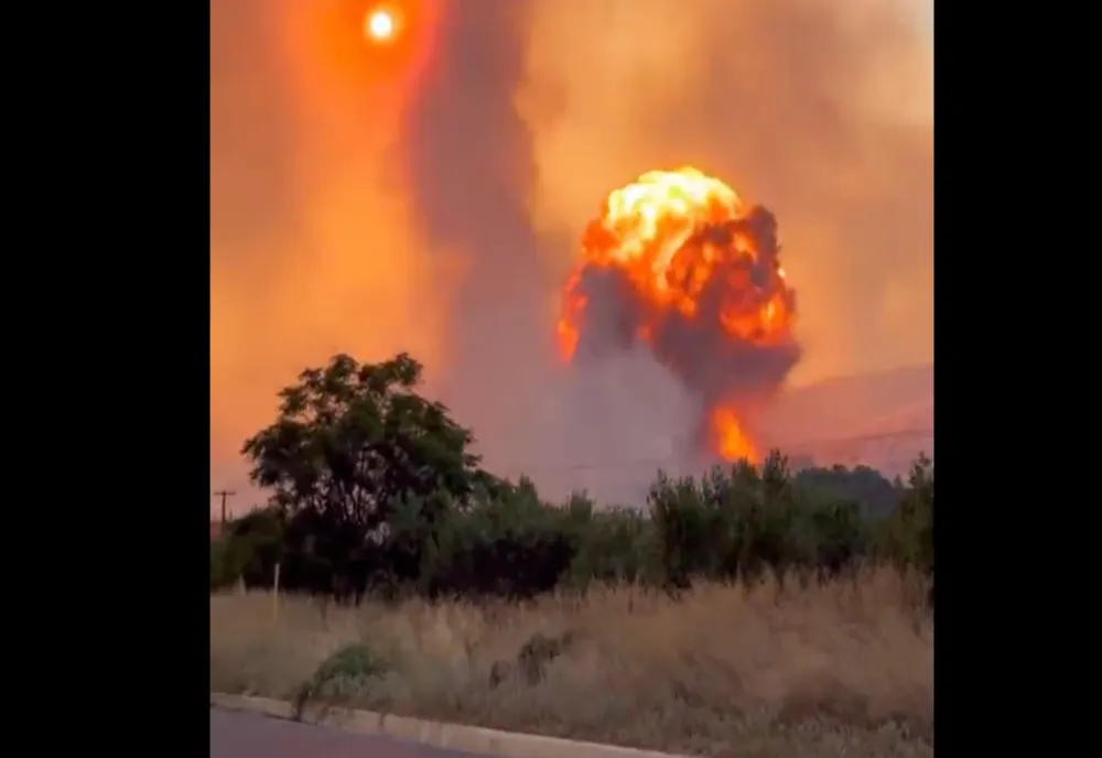 GRECIA: SUTE DE POMPIERI SE LUPTĂ, PENTRU A TREIA ZI, CU INCENDIILE DE VEGETAŢIE DIN INSULA CHIOS