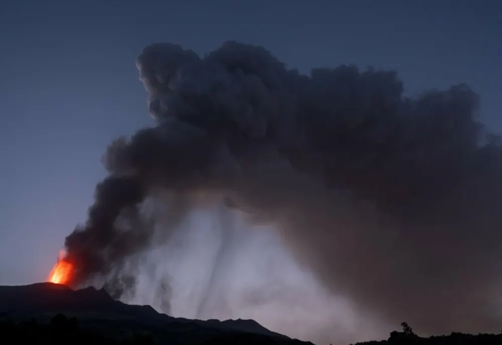 Italia: Îngrijorări din cauza vulcanului Etna din Sicilia, aflat în plină erupţie