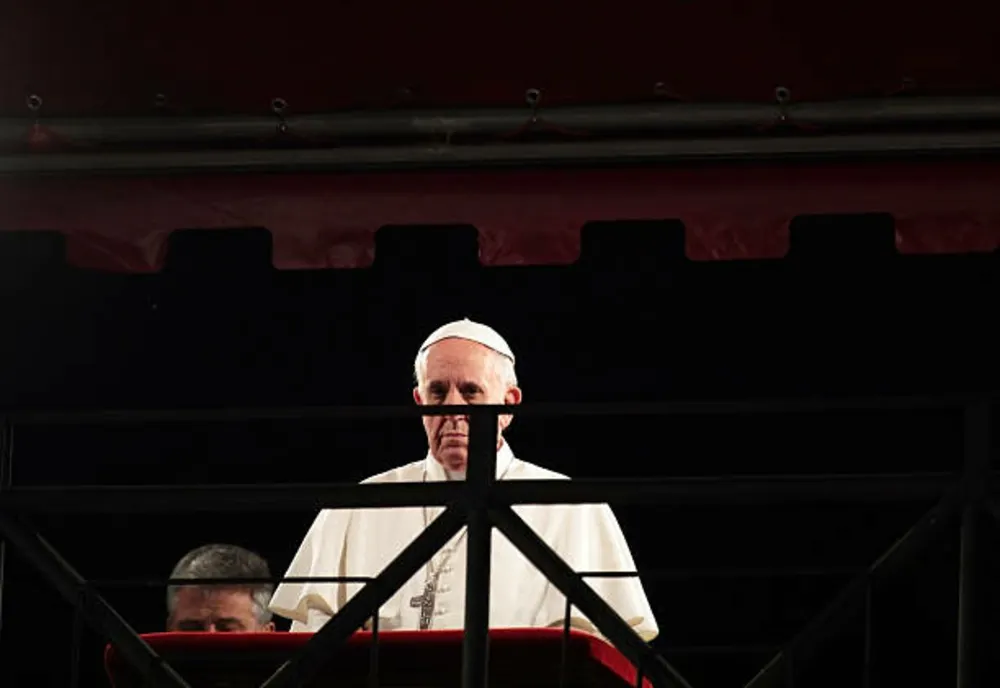 PAPA AVERTIZEAZĂ ASUPRA IMPACTULUI NEGATIV AL INTELIGENŢEI ARTIFICIALE