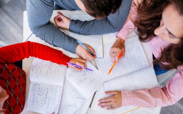 elevi-caiete-matematica-teme-examen-freepik.com_-1-640x400