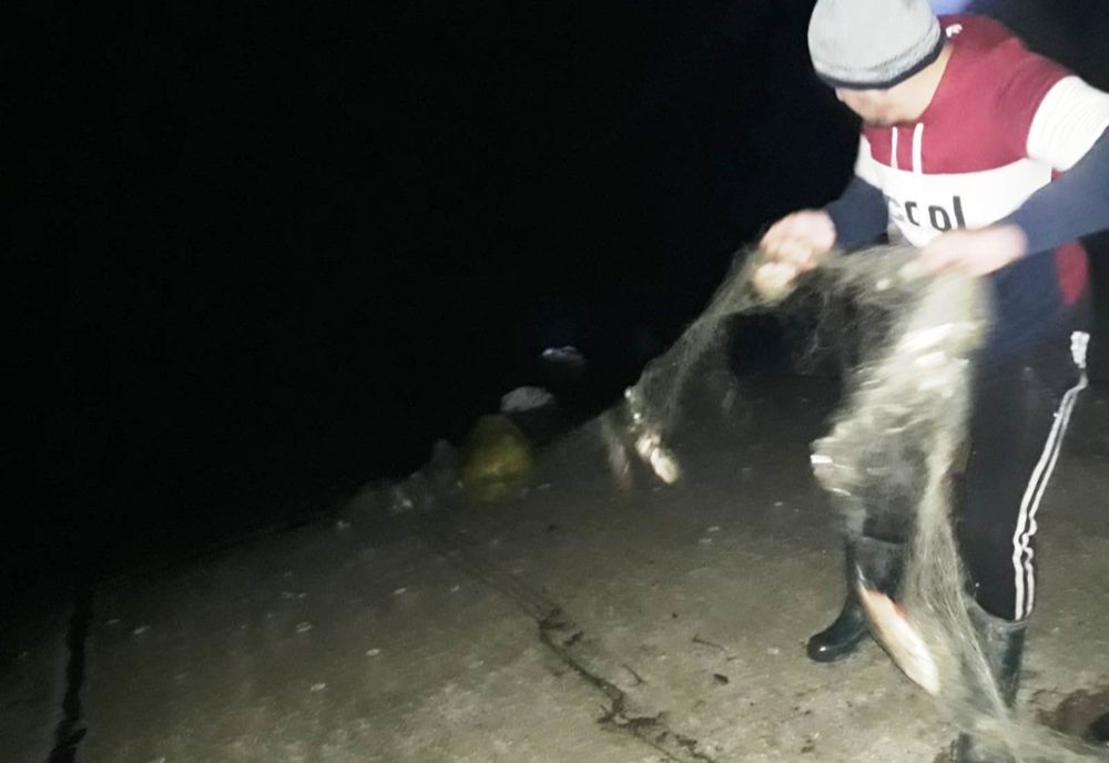 Bărbaţi din Olt, prinşi la braconaj piscicol. Jandarmii au găsit peste o mie de metri de plase monofilament