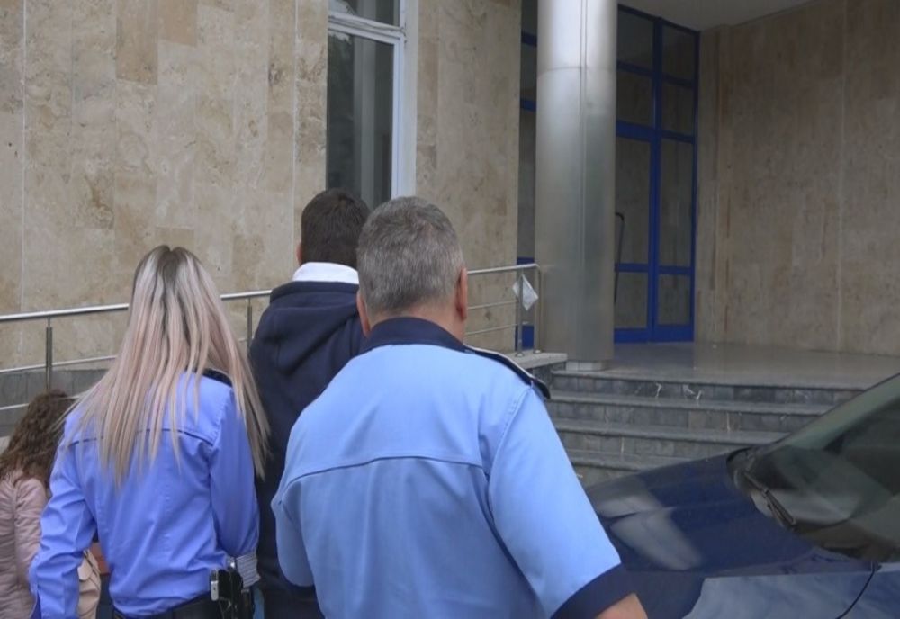 Un tânăr din Olt, reţinut de poliţişti după ce a încercat să spargă o bancă