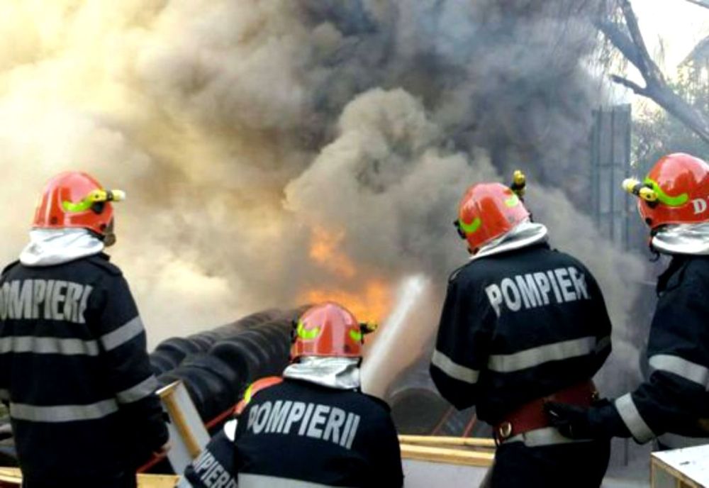 Fum pe casa scării într-un bloc din Slatina. Locatarii, evacuaţi de pompieri