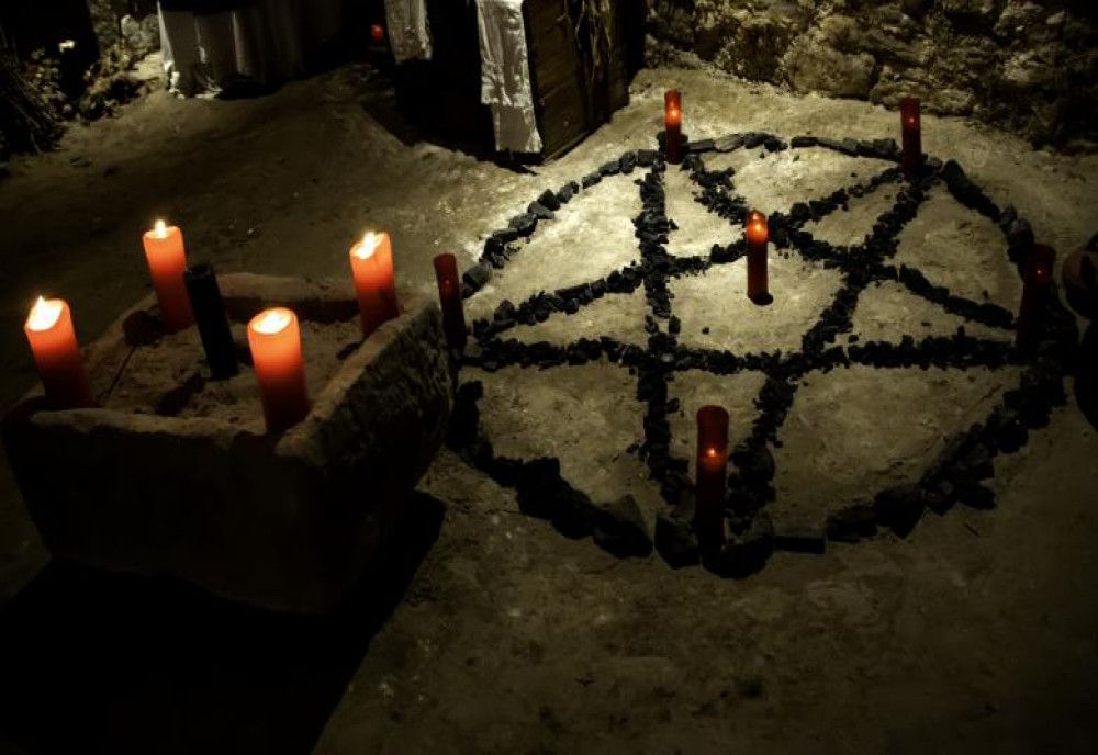 ȘOCANT! Adolescentă, drogată și violată în timpul unui ritual satanic