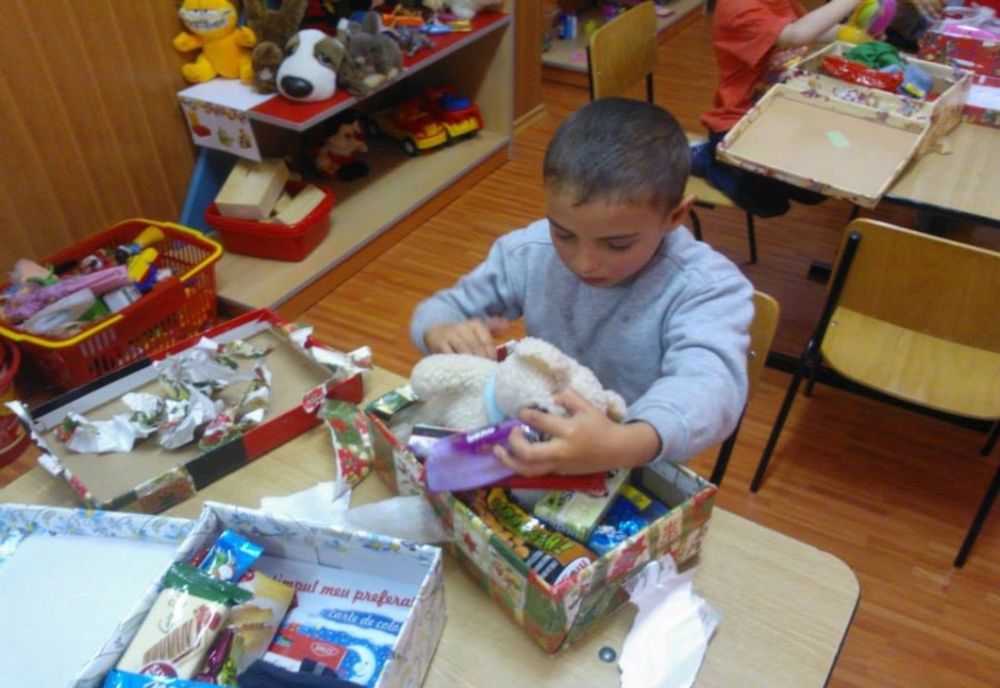 „Cadoul din cutia de pantofi”, pentru copiii sărmani din Olt