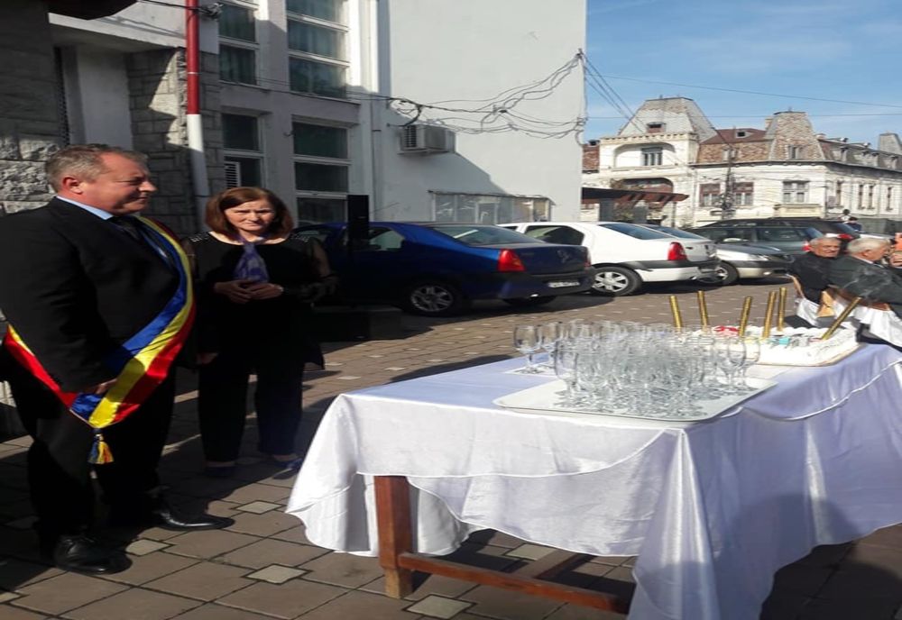    Primarul din Balş, cercetat PENAL, după ce a lovit şi insultat un tânăr care îl filma