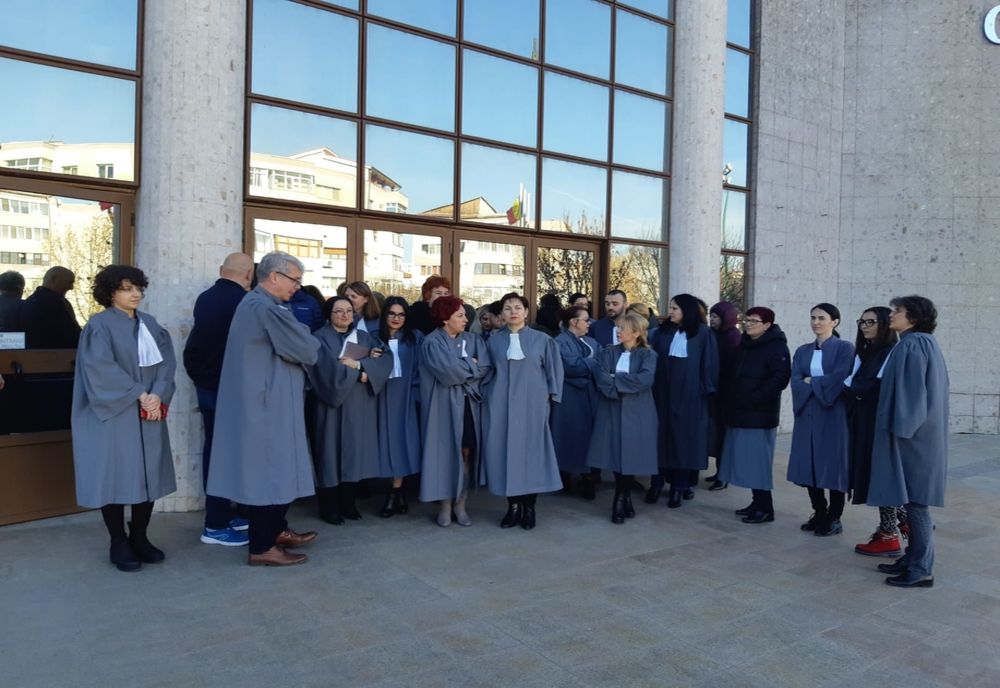 Grefierii au protestat la instanţele din Olt, împotriva tăierii pensiilor speciale