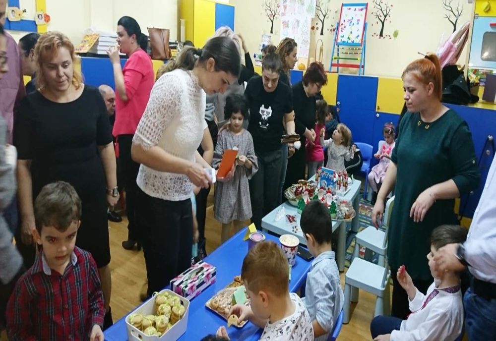 Preşcolarii de la o grădiniţă din Slatina, târg de Crăciun