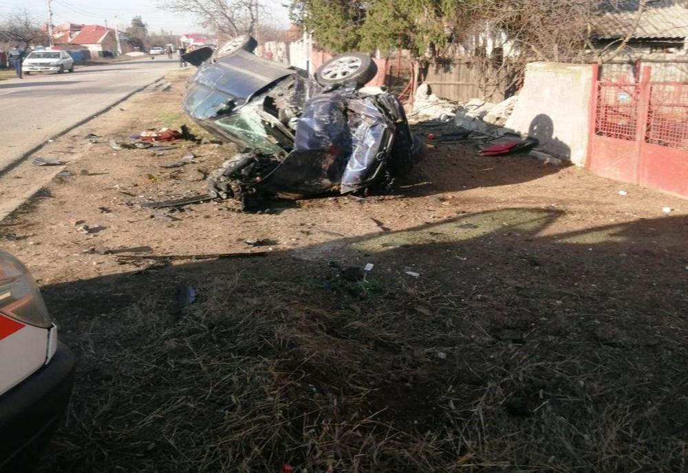 Accident spectaculos în Olt. La spital după ce a intrat cu maşina într-un cap de pod şi s-a răsturnat