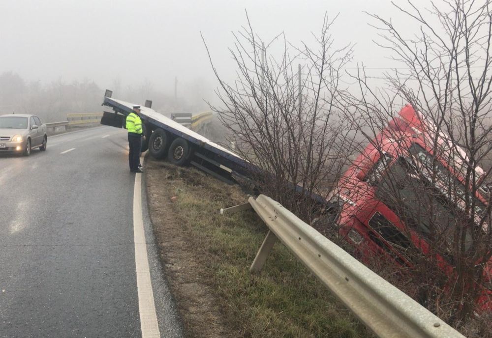 Trafic rutier întrerupt între Slatina şi Caracal din cauza unui autotren ieşit în decor