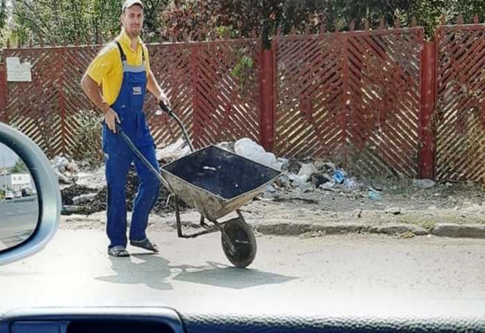 Primăria Caracal, apel la cetăţeni după ce imagini cu gunoaie lângă tomberoane şi la ieşirile din oraş au apărut pe Facebook