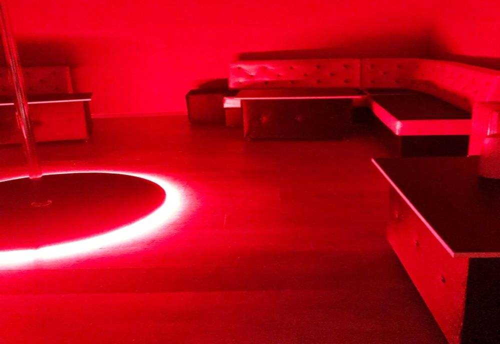 Patru persoane, printre care patronii clubului de striptease din Caracal, reţinute în urma percheziţiilor de miercuri