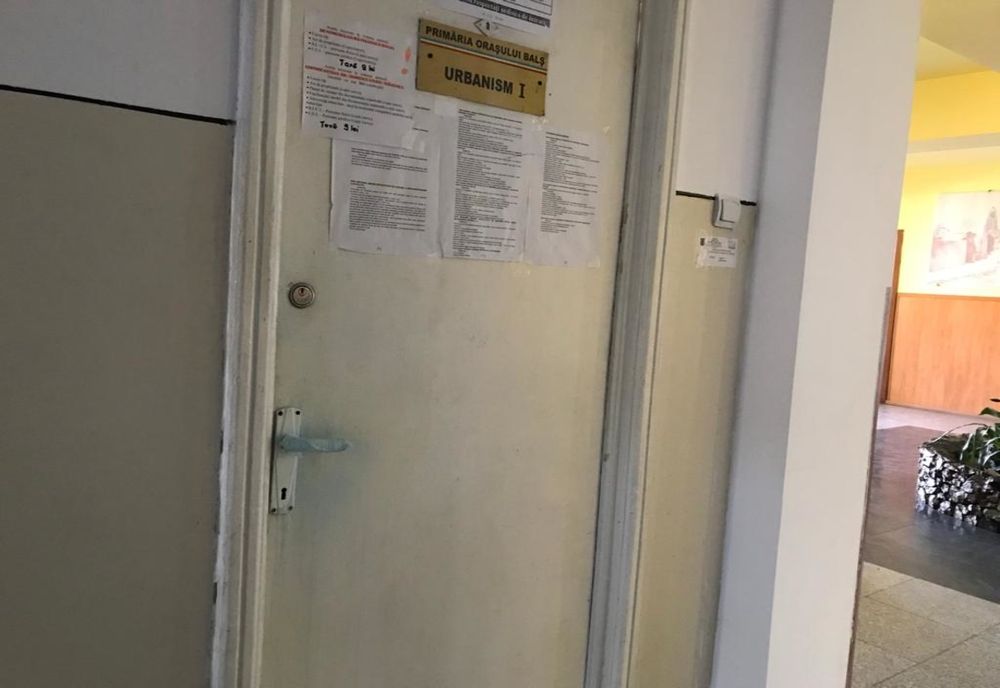 Angajaţii unei primării din Olt se protejează de gripă într-un mod inedit: Au pus tifon îmbibat în spirt, pe clanţele uşilor