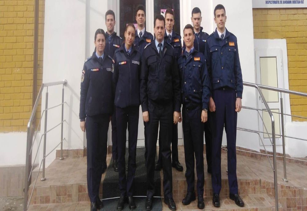 Opt studenți jandarmi în practică la Jandarmeria Olt