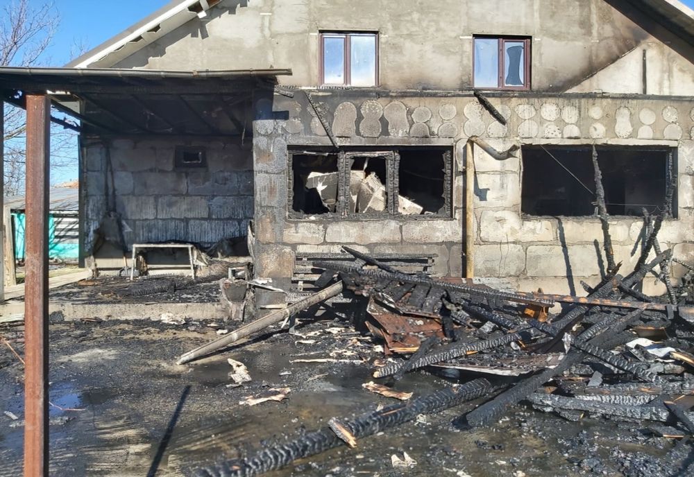 Olt: Locuinţă şi anxe, distruse de un incendiu de proporţii