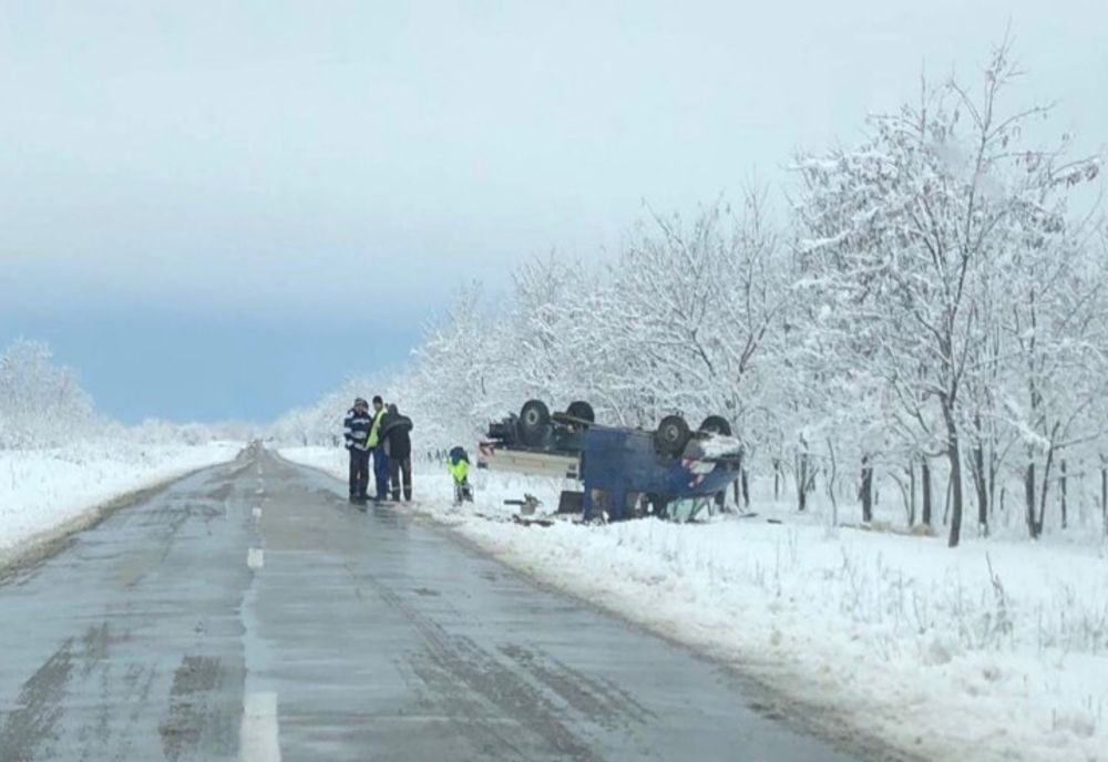 Dolj: Mașină răsturnată pe plafon, după ce a derapat 