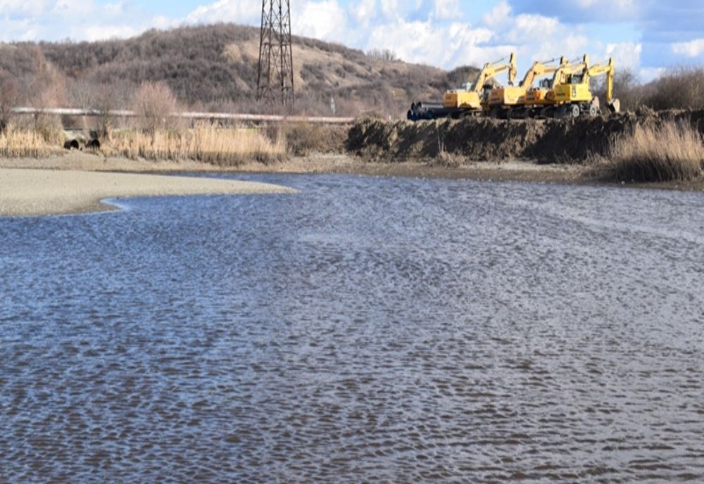 Drumul Expres, în linie dreaptă. A fost secată o baltă de lângă Slatina, pentru construcţia unui viaduct