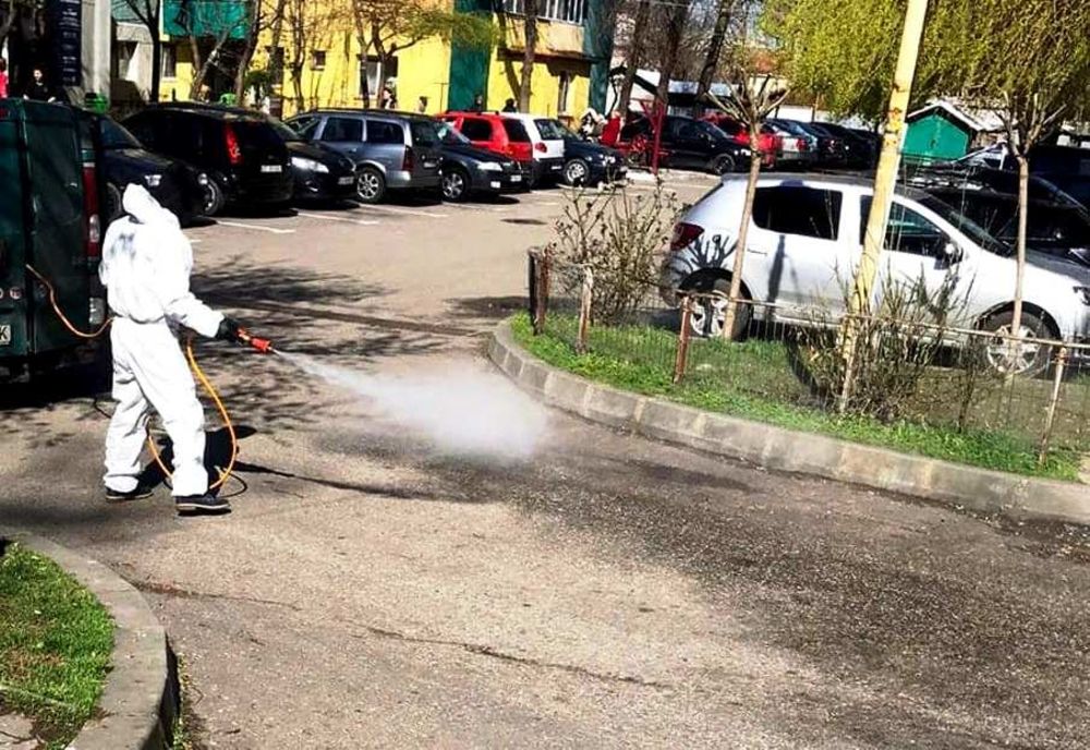 În Caracal se dezinfectează spaţiile comune pentru prevenirea răspândirii COVID-19