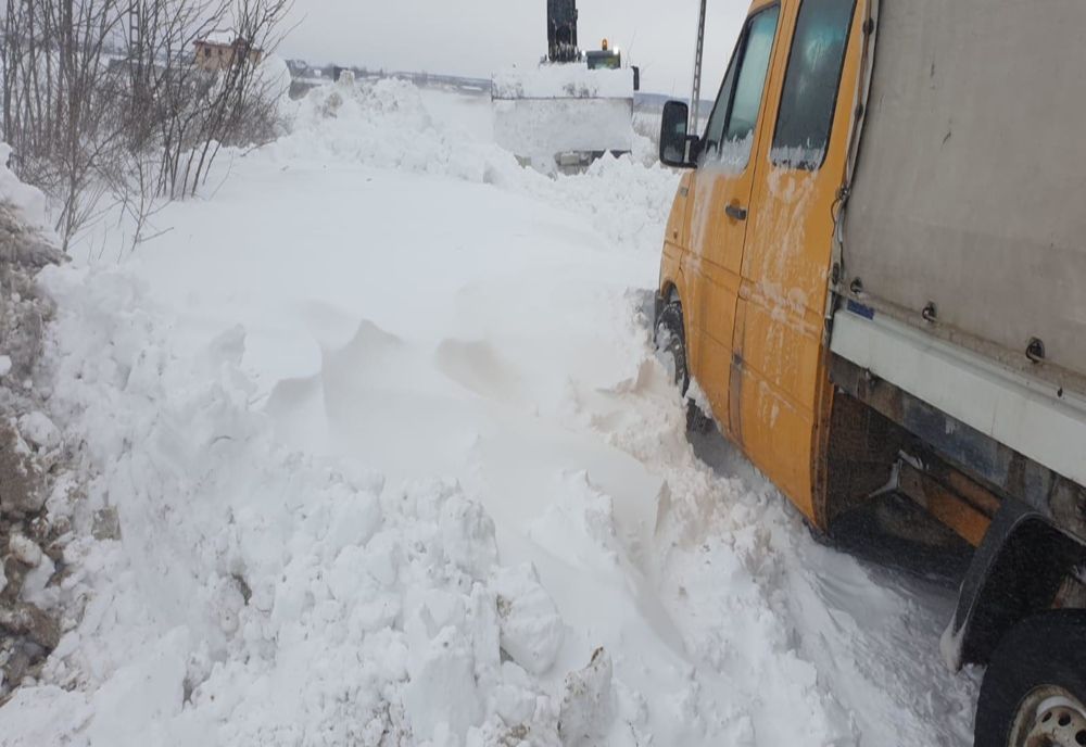 Iarna face probleme în Olt. Autoturisme tractate de utilajele de deszăpezire