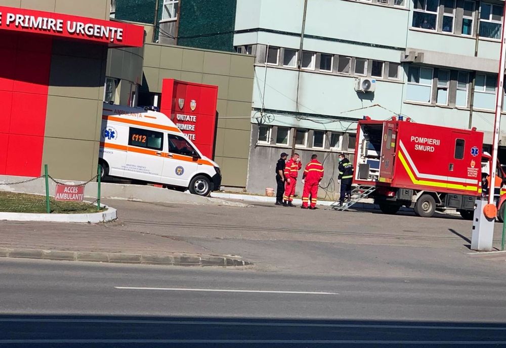 Pompierii olteni chemaţi să transporte la Spitalul Slatina o supraponderală de 220 kg cu probleme de respiraţie