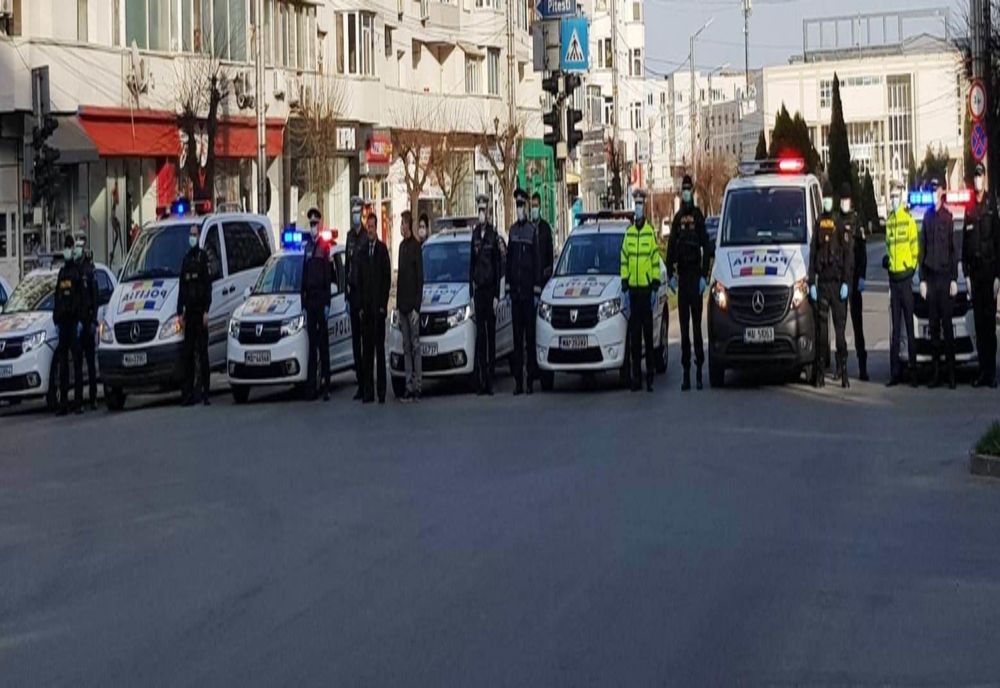 Imnul naţional, la difuzoarele autospecialelor. Poliţiştii din Olt, acţiune de solidaritate cu populaţia