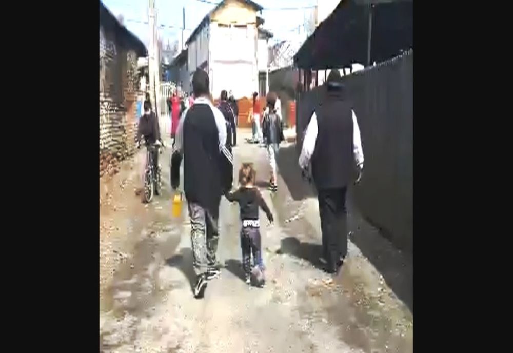 VIDEO. Romii din Balş au ieşit pe stradă ca într-o zi normal. Imaginile, postate pe Facebook