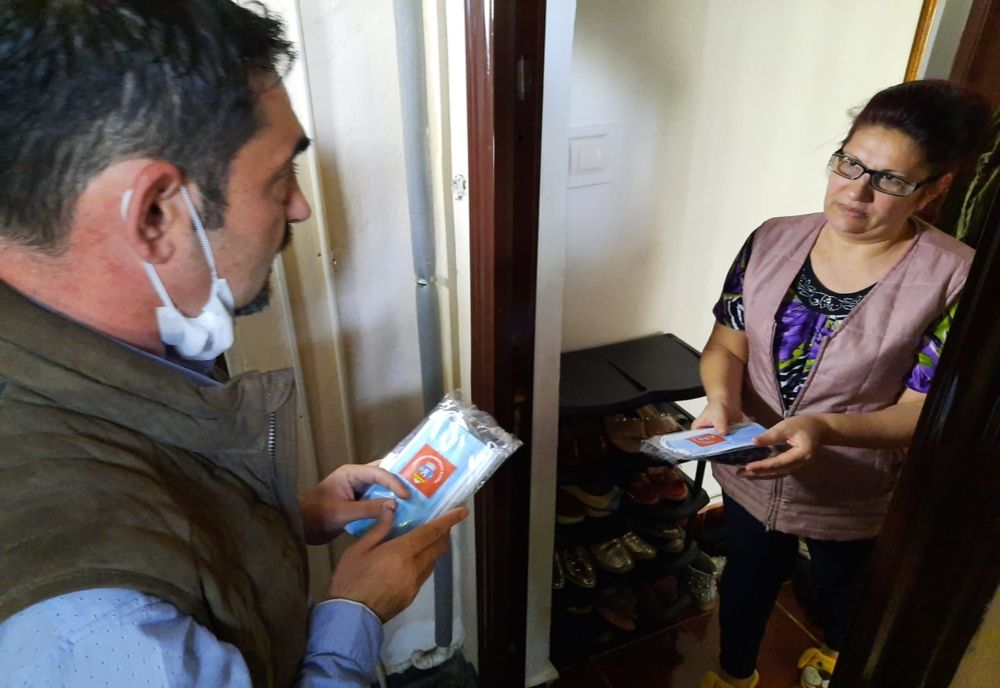 Primăria a început să distribuie măşti şi mănuşi de protecţie oamenilor din Slatina