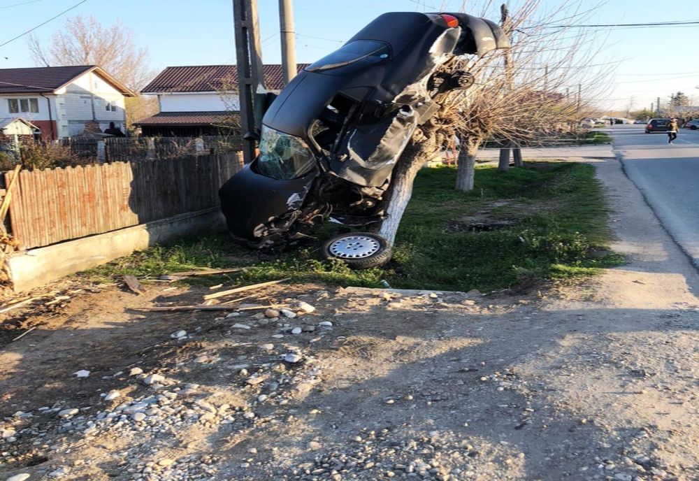 Accident spectaculos. Un tânăr a ajuns cu maşină într-un pom de la marginea drumului