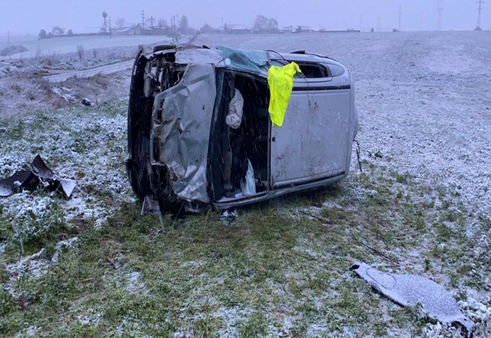VIDEO. Un autoturism s-a răsturnat pe un câmp din Olt. Şoferul a rămas încarcerat în interior