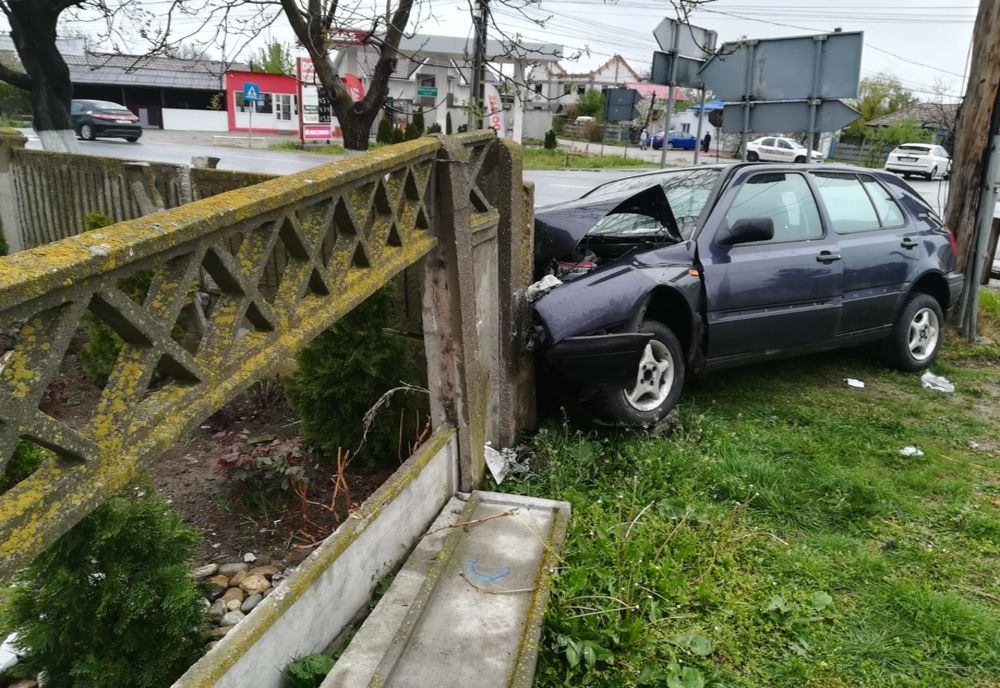FOTO. Un autoturism s-a izbit de un gard de beton, la Piatra-Olt. Accidentul, provocat de un şofer de 80 de ani