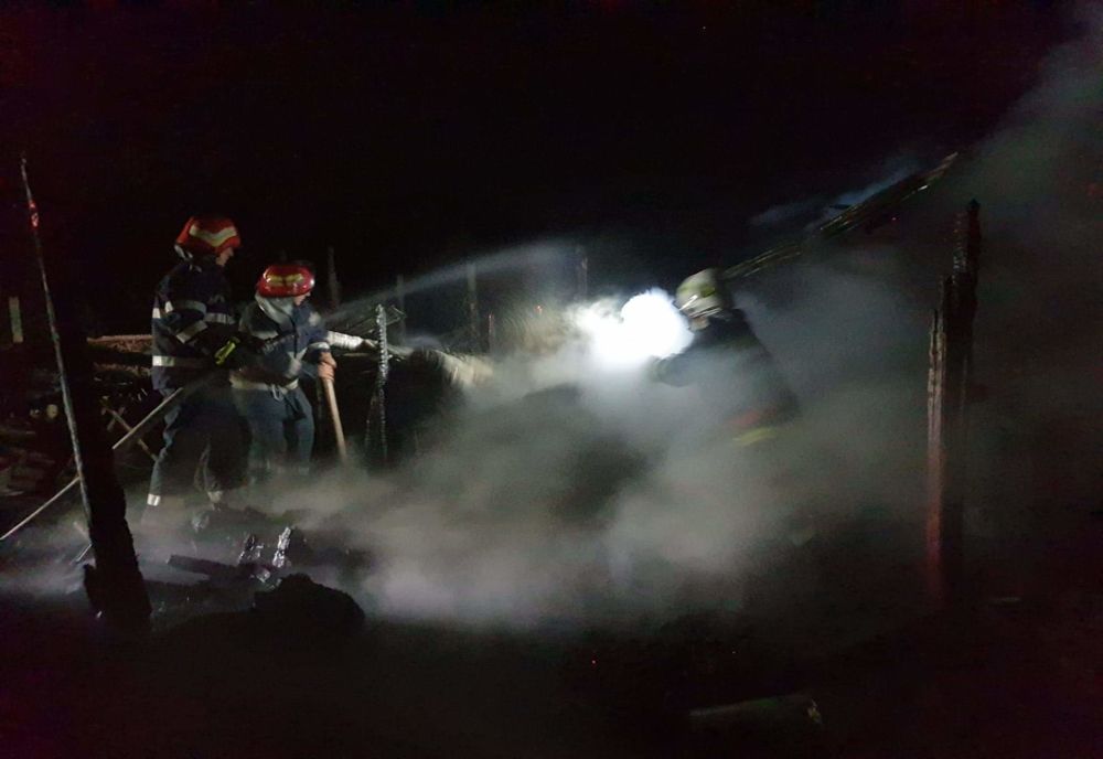 VIDEO. O jumătate de tonă de lemne şi aproximativ 200 de kilograme de cărbune au ars, într-un incendiu, într-o comună din Olt